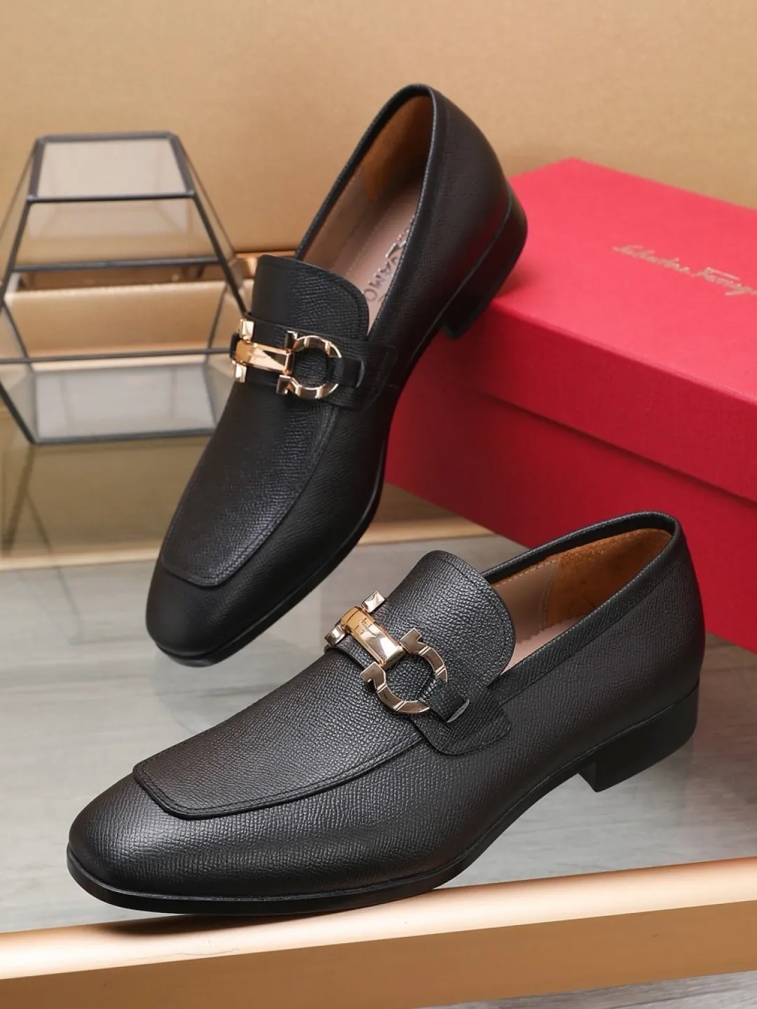 P620💰🔥《Ferragamo》👏Latest • High-end top brand luxury ~ purchasing agency, top quality ~. New fashionable business men's shoes 🔜The uppers are made of original palm-print cowhide➕cowhide·lining, with fine workmanship. The original stylish and soft combination wear-resistant and non-slip outsole is light and comfortable on the foot. The real thing looks better when photographed in person. Color: two colors available. Number of yards: 38/45 yards